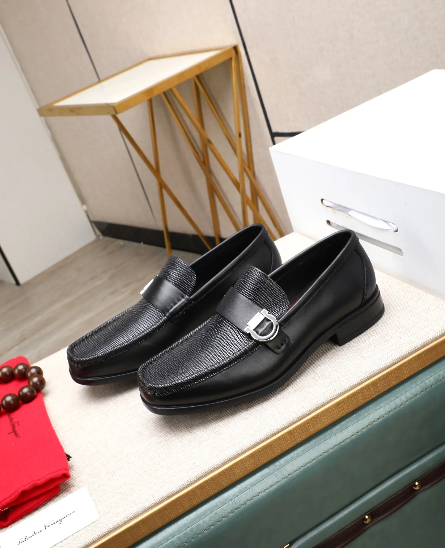 Men's clothing and shoes 💰700📛📛High-end goods! Salvatore Ferragamo is the world's top luxury footwear brand. It comes from Italy, the kingdom of fashion. It is famous all over the world for its traditional handmade design and novel styles... 🚶🏻🚶🏻 Top-quality suit shoes are sold simultaneously at the counter. This style is purely handmade. The fabric is imported Italian calfskin➕soft water-dyed cowhide lining. Specially available with original deep rubber outsole🌀🌀Size: 38➖44